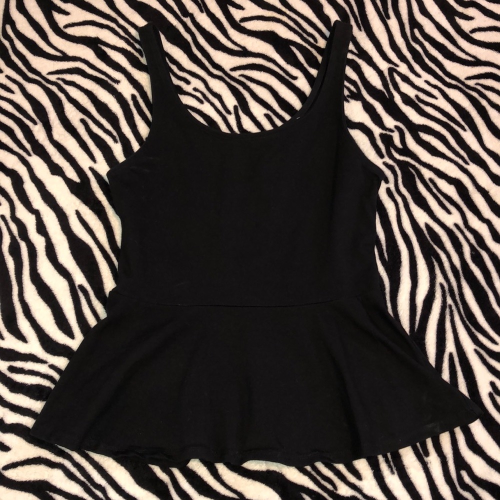 SUPER CUTE black fitted tank with red back zipper